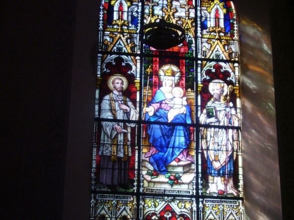 Witraż w kaplicy z chrzcielnicą