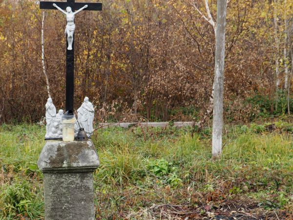 na grzbiecie góry Jaworzyna - 520m npm - przy leśnej/polnej drodze: metalowy krzyż na cokole z piaskowca, obok drewniane krzyże. Jesteśmy na nieco zapomnianym c