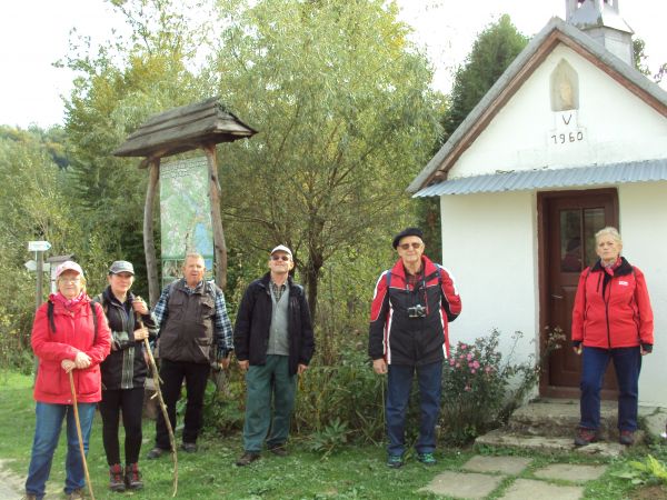niegdyś na mijanych przez nas przysiółkach : Kaliszcze, Rapiska - Rapiszcze, Podkaliszcze - zamieszkiwała i gospodarzyła szlachta zagrodowa - byli to tzw. szlac