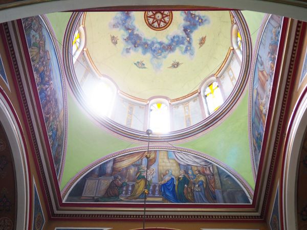polichromia ścienna i sufitowa jest dziełem malarzy artystów Bogdańskich - tu wnętrze kopuły z tzw. latarnią.