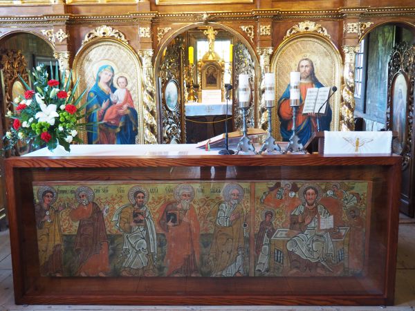 ołtarz główny i na wprost otwarte carskie wrota a po obu bokach - diakońskie wrota, po 1947r. świątynię przejął Kościół rzymsko-katolicki. Przed stołem ołtarzow