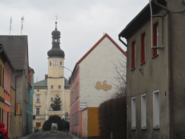 Uliczka Wiązowa z ratuszem na II planie