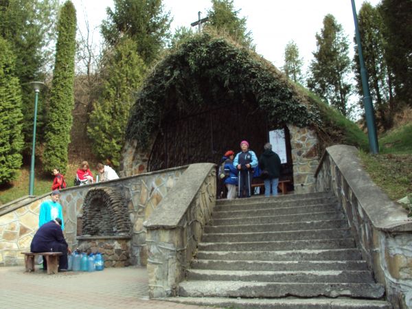 przy grocie z cudownym źródełkiem /często "klienci - smakosze" doceniający walory smakowe i zmineralizowanie tej wody/.
