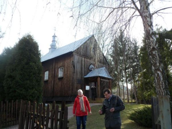 przy bramie głównej i furcie - otoczonej płotem / parkanem cerkwi, dziś kościoła.