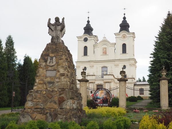 pomnik św. Jana z Dukli - na kamiennym kurhanie a w jego fasadzie wizerunek orła i tablica wotywna.
