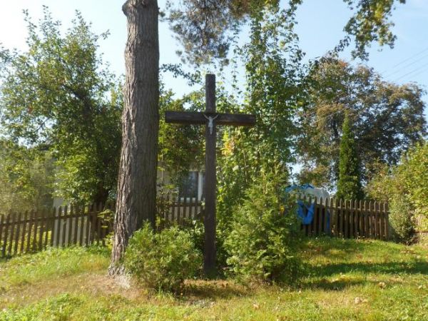 krzyż z figurką Chrystusa Ukrzyżowanego, pośród domostw, to znak obecności chrześcijaństwa, wyraz pobożności ludowej i swoistej formy modlitwy.