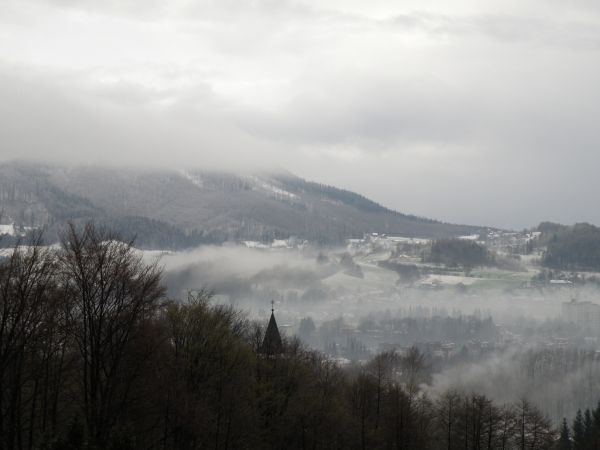 Ustroń w kwietniu /burza śnieżna/