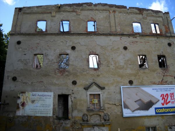 ZŁOTORYJA

Dawny młyn z portalem z datą 1786 i dwiema tablicami, oznaczającymi poziom wód podczas powodzi w 1608 i 1702 r.