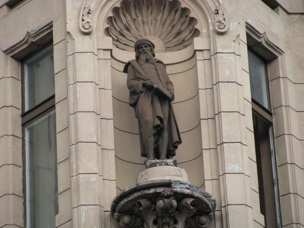 Fragmen elewacji zabytkowej kamienicy w Łodzi