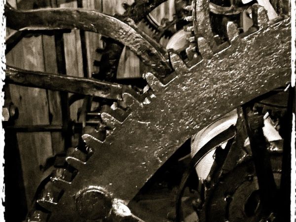 XVII-wieczny zegar figuralno – astronomiczny na wieży ratuszowej w Oławie.