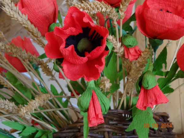 trochę fantazji, sprawne ręce i odrobina chęci - naprawdę wystarczą, żeby wyczarować z bibuły / krepiny kwiaty przypominające swoim wyglądem te rosnące na łące