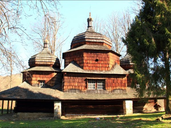 Drewniana cerkiew greckokatolicka pw. św. Dymitra w Piątkowej. Zbudowana przed 1732 rokiem. Świątynia w Piątkowej należy do nielicznych na terenie południowo-ws