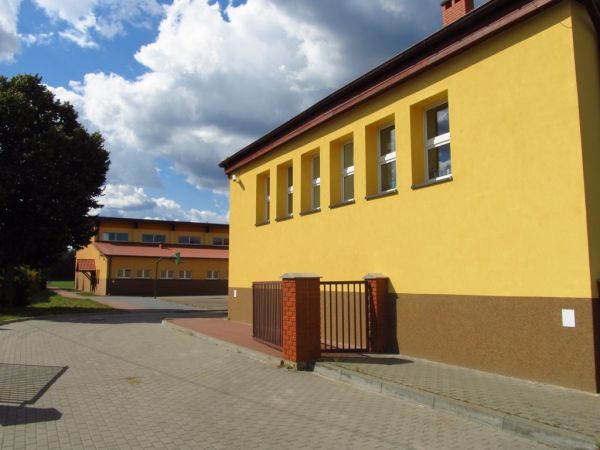 ZSP w Kaliskach zawdzięcza swój dzisiejszy widok poprzedniemu Wójtowi Gminy w latach 2006-2010