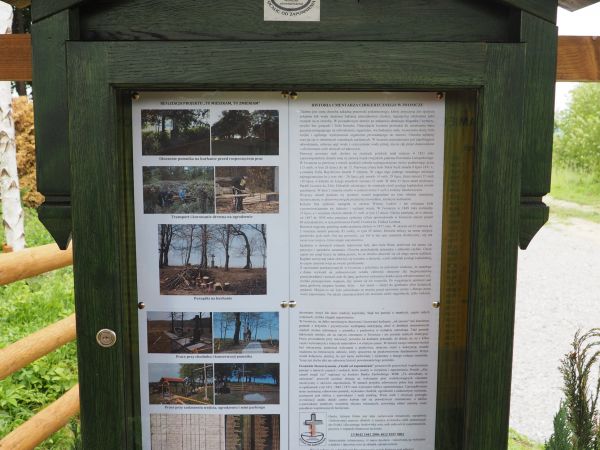 przy cmentarzu cholerycznym - stylowa szafka z informacjami o Projekcie "Ocalić od zapomnienia" i zdjęciami z przebiegu jego realizacji.