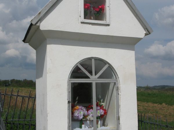 infrastrukturę drogową na "wyższy poziom wzniesiono", chodnik też położono, ale i o kapliczce pamiętano - no, ale "gdzie drwa rąbią tam..." - pewnie "poprawią"