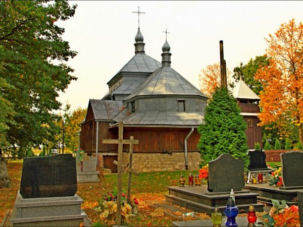 Dawna drewniana cerkiew greckokatolicka pw. Opieki Najświętszej Maryi Panny (od 1979 roku kościół rzymskokatolicki pw. Najświętszego Serca Pana Jezusa), wzniesi