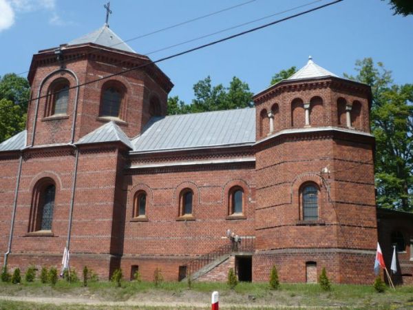 Ujęcie kaplicy od strony drogi na Mikstat.