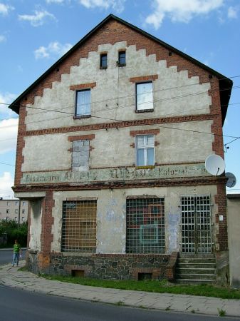 Tułowicka architektura przedwojenna :) kiedyś sklep kolonialny,przebijają jeszcze niemieckie napisy