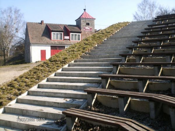 Amfiteatr i Straż Pożarna nad Jeziorem Spychowskim.