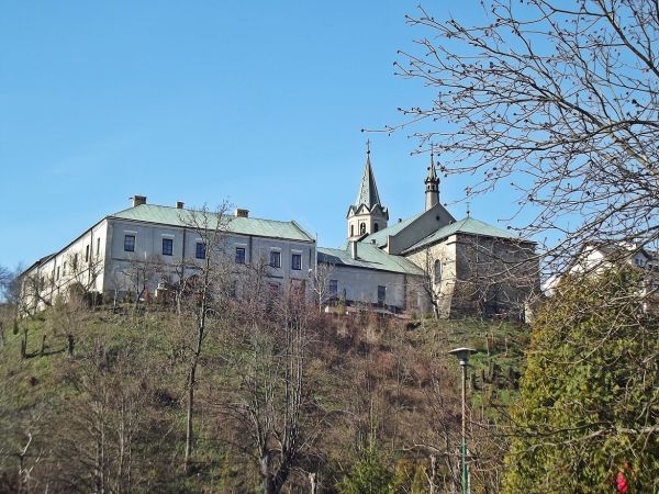 kościół i klasztor franciszkański - od doliny Potoku Płowieckiego, niegdyś tam Aleja Potockiego, dziś ulica Podgórze.