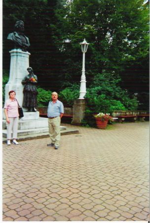 przy pomniku Adama Mickiewicza. W okresie międzywojennym tu - w kurorcie - u wód bywali Ludwik Solski, Helena Modrzejewska. /więcej : przy zdjęciu Zosi przy cok