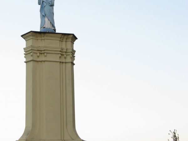 symbolicznym zwieńczeniem dotychczasowych prac ratowania Karmelu był powrót figury Matki Bożej Szkaplerznej na postument przy murach klasztoru -  18lipca 2004r.