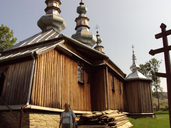 na zdjęciu: przed/obok cerkwi, po lewej /tu niewidoczna/ stoi drewniana dzwonnica konstrukcji słupowo-ramowej z 1817r. - jest to najwyższy tego typu obiekt w Po