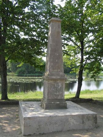Białowieża - obelisk ustawiony w 1752 r. na pamiątkę polowania króla Augusta III Sasa