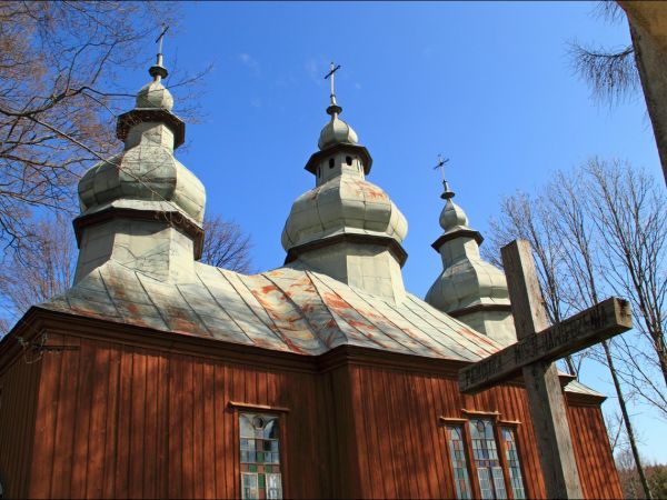 Drewniana greckokatolicka cerkiew parafialna św. Dymitra w Jaworniku Ruskim . Cerkiew zbudowana w 1882 r. w miejsce starszej cerkwi pod tym samym wezwaniem, ist