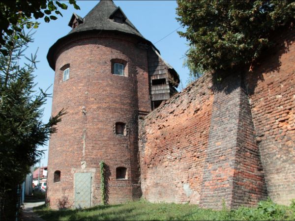 Kościół pw. św. Mikołaja i Stanisława biskupa w Jarosławiu przy ulicy Benedyktyńskiej. Przez starszych mieszkańców zwany Anna Kasarnia, został zbudowany w latac