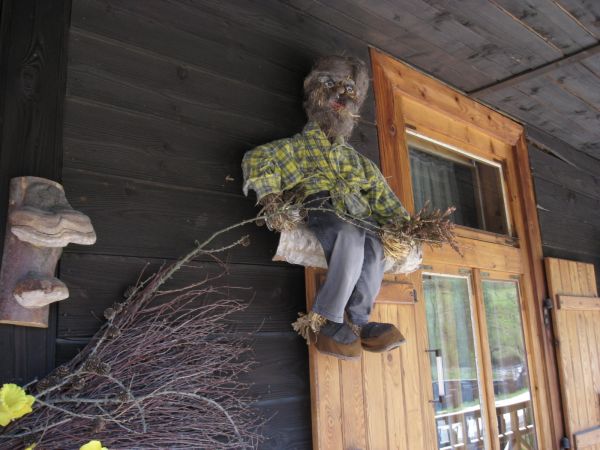 Stroiki na korytarzu chaty