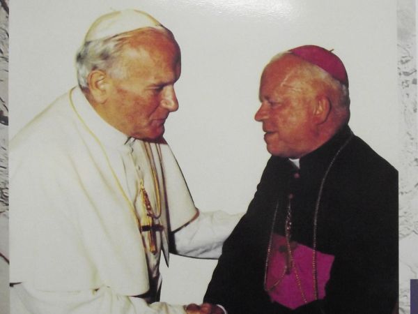 Arcybiskup Ignacy Tokarczuk żył 94 lata, zmarł 29 XII 2012r., jubileusz 70 lecia kapłaństwa obchodził 24 VI 2012r. - na zdjęciu z Papieżem Janem Pawłem II.