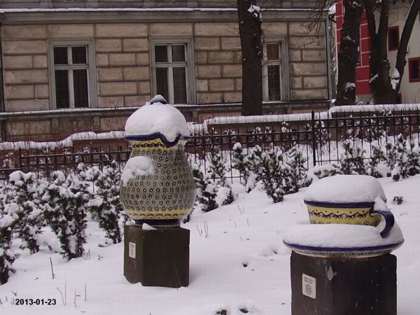 Przed Muzeum Ceramiki, ceramika powróciła na postumenty.