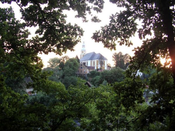 Widok na Kościół pw.św. Tekli w Pławnej 
z Góry Kalwarii.