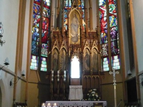 Ołtarz główny kościoła NMP Niepokalanie Poczętej.