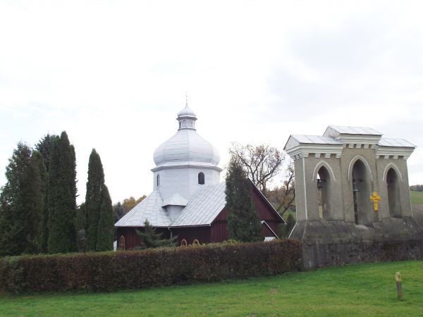 na cerkwi wieża, pokryta blachą oraz wieńczący ją ośmioboczny tambur wraz z osadzoną na nim kopułą, przed świątynią parawanowa murowana dzwonnica trójarkadowa,