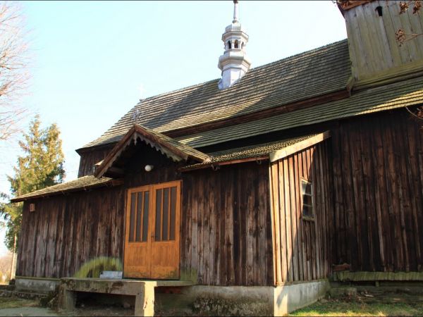 Drewniany, nieużytkowany kościół pw. św. Andrzeja Boboli w Krzeczowicach - (zbudowany ok. 1770 r.), dawna cerkiew parafialna pw. św. Mikołaja .