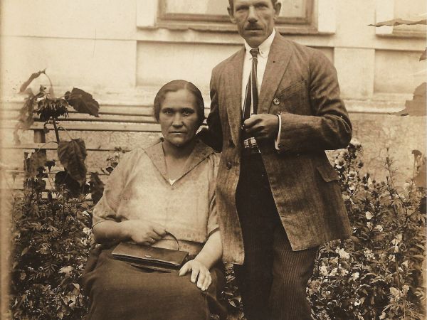 Paweł Maślanka kierownik szkoły w Strzelcach Wielkich z żoną Agnieszką na tle budynku szkoły.Strzelce Wielkie 1924 r.