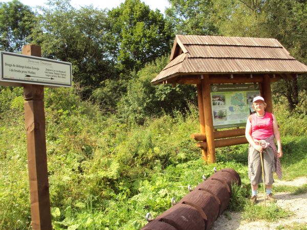 pomyślano - po raz kolejny o turystach - na  ścieżce historyczno-przyrodniczej "Bieszczady Odnalezione" - we wsi Zawój, tu można rowery zostawić - na  klocu sto