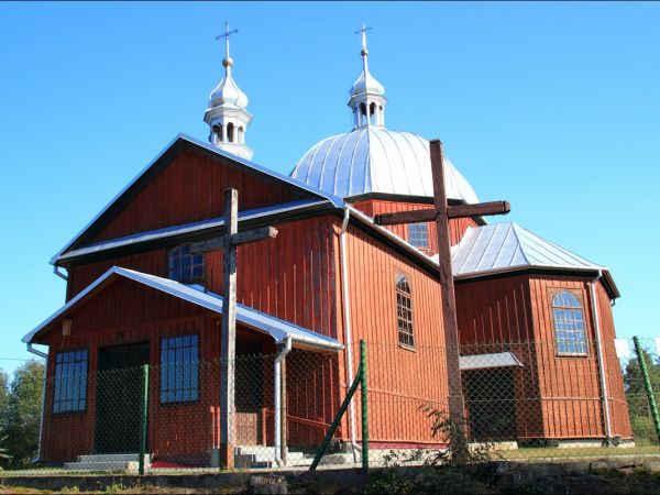 Dawna cerkiew greckokatolicka pw. św. Dymitra Męczennika, wzniesiona w 1904 r. w miejscu poprzedniej; po 1946 r. kaplica rzymskokatolicka pw. św. Wawrzyńca.