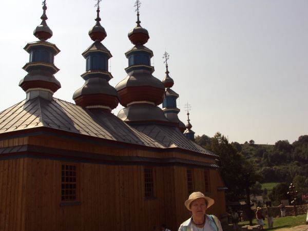 Obok cerkwii:  XIXw. nagrobki przycerkiewnego cmentarza.