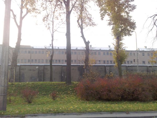 Planty a na drugim planie Zakład Karny.