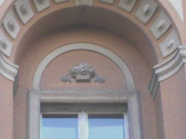 Pałac część balkonu nad wejściem głównym.