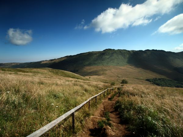 Krzemień znajduje się w środkowej części grupy Tarnicy (1346 m n.p.m.) i Halicza (1333 m n.p.m.), w paśmie połonin. Masyw ma charakter przebiegającego z północn