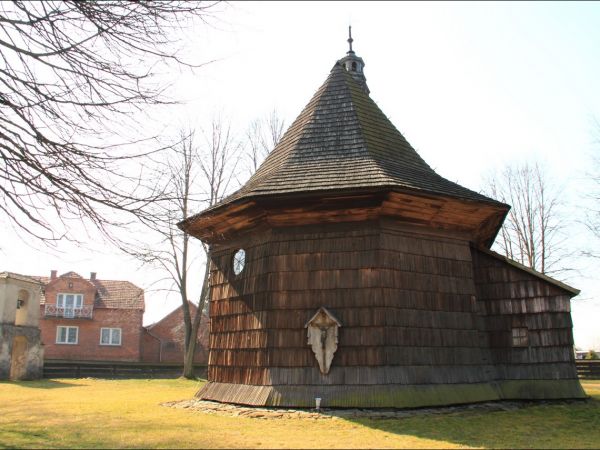 Drewniany kościół konstrukcji zrębowej pw. św. Sebastiana, wzniesiony w roku 1737. W roku 1980 był gruntownie odnawiany z całkowitą wymianą gontów.