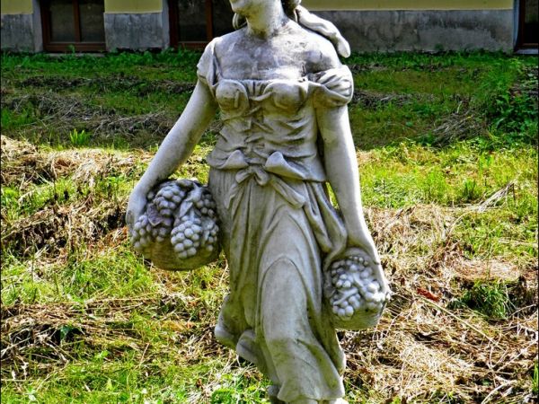 Pałac Turnauów w Urzejowicach z 1887 roku w trakcie odbudowy  i park krajobrazowy .