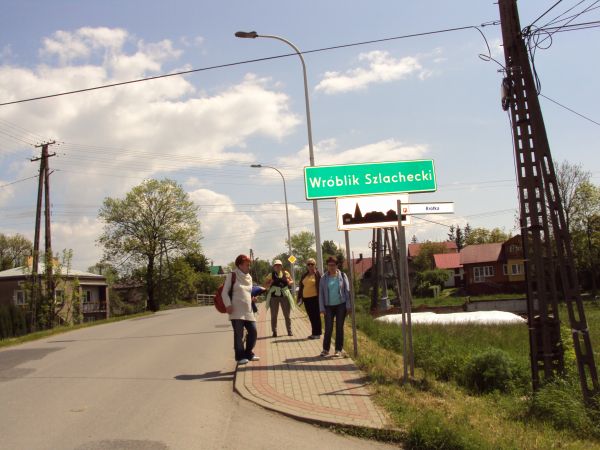 zdjęcie "nie szczególne" - ale opis następujący : za moment widać po lewej barierkę mostu, to nad rzeką Morwawa - ale - ma ona źródła w siodłach zboczy przy uzd