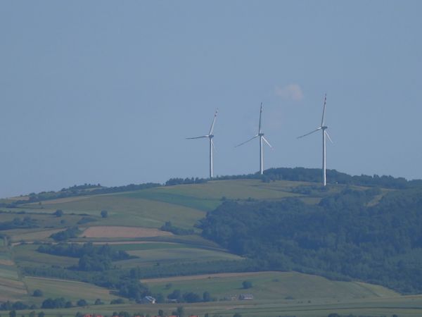 farma wiatrowa - w paśmie Żurawinki - 650m npm  i grzbietem przez Finiów - ok. 400m npm - do m. Wolica /jest galeria - zapraszam/ albo przez górę Wyszołaz - 590