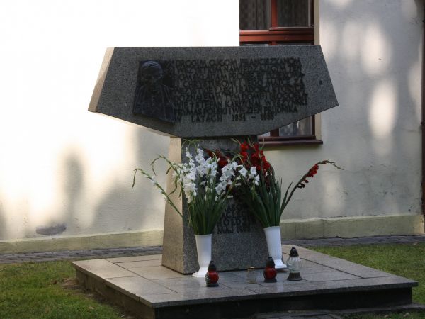 pomnik - w hołdzie internowanego Prymasa Wyszyńskiego.