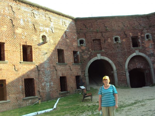 na jednym z wielu dziedzińców fortecznych - różne przeznaczenie miały, różnym celom służyły, wiele się można nasłuchać - co tam dosłużyć się można - w pruskim d